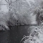 Riverview Three Springs Tri Zvira 아파트